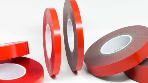 不止粘接：<i style='color:red'>丙烯酸压敏胶</i>，如何成为新能源汽车升级的 “隐形助力”